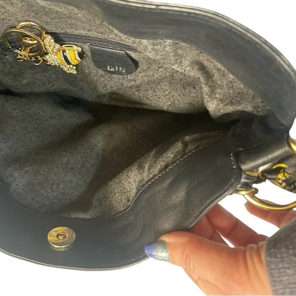 Elegant Black GUCCI Handbag with Bamboo Handle - Picture 6 of 9